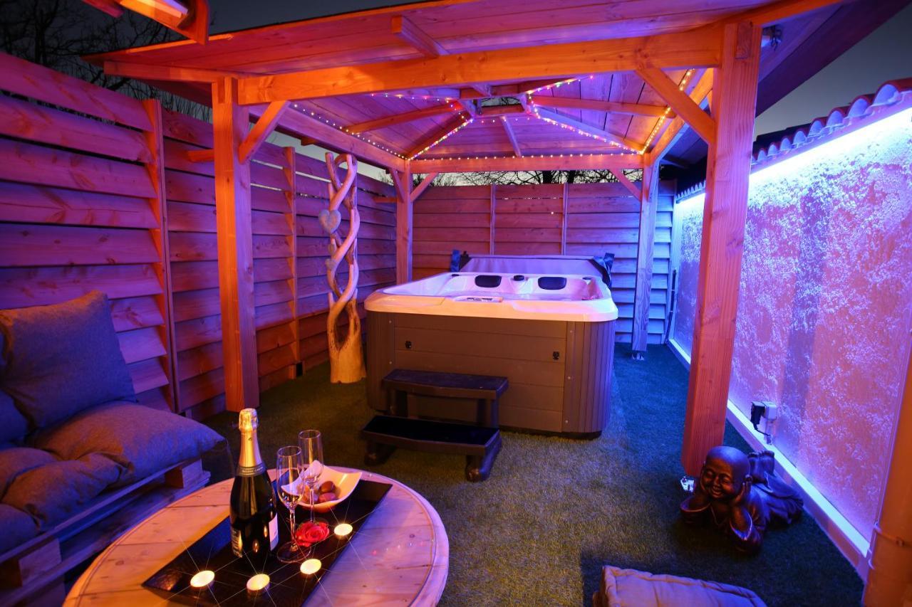 Lovina Chambre De Charme Avec Jaccuzi Velaux Exteriör bild